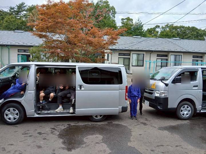 東北朝鮮初中高級学校の送迎バスと生徒
